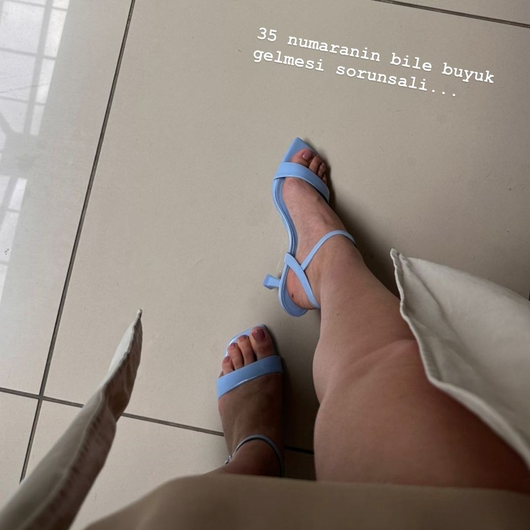 Yeliz Korkmaz Feet